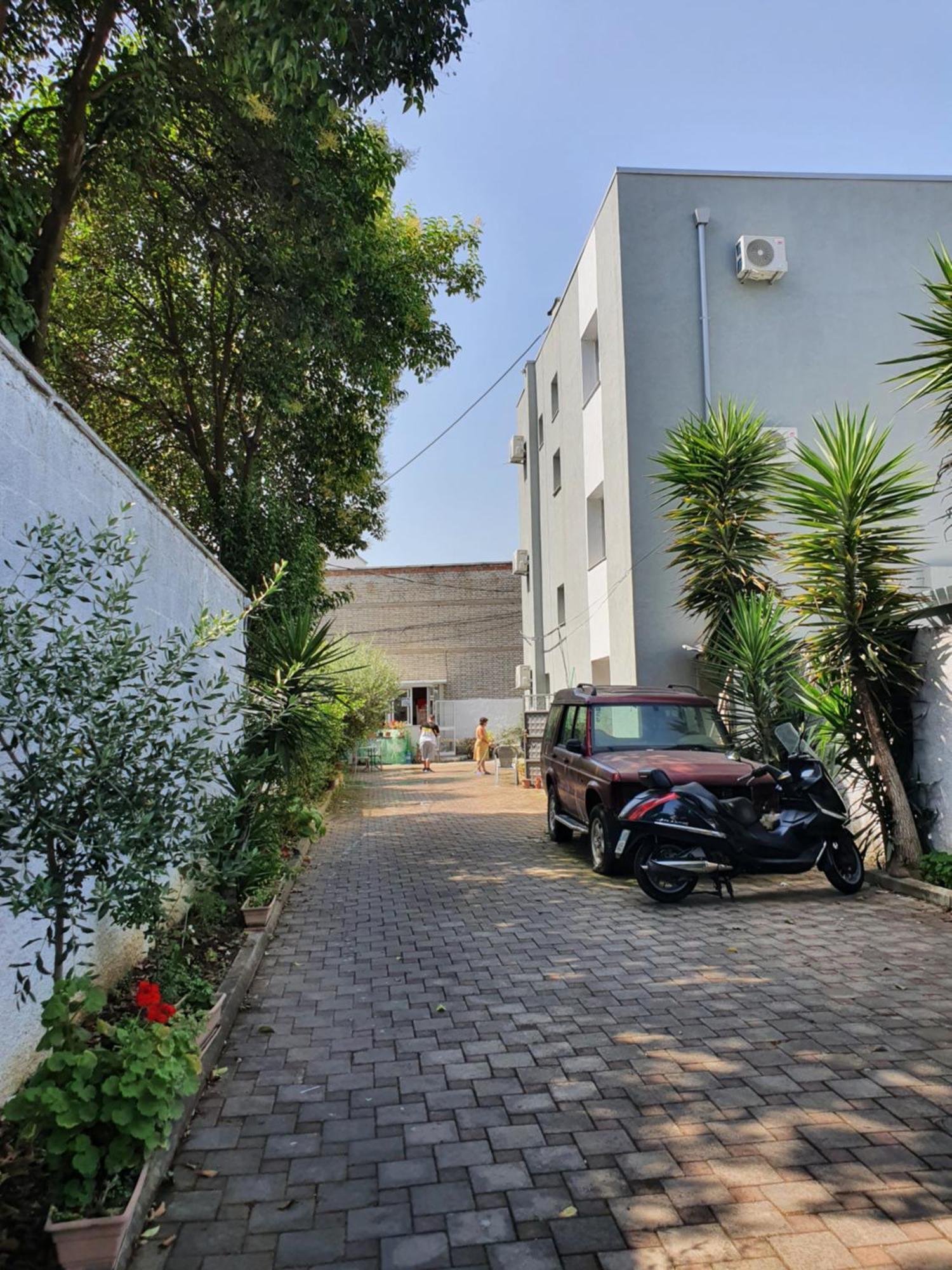 Klerichi Hotel Тирана Екстер'єр фото